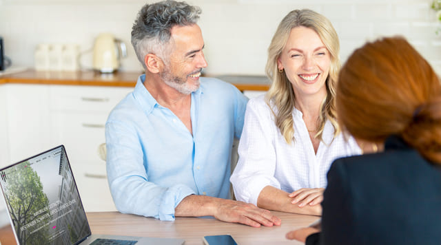 HT Real Estate - Kleines Motiv Verkauf - Maklerin berät ein Paar