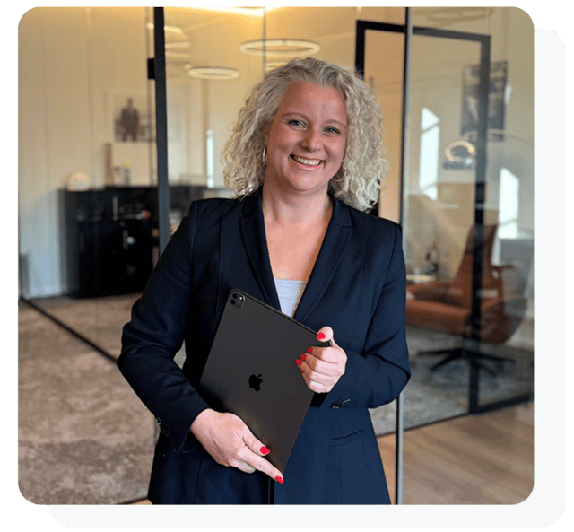 HT Real-Estate - Stefanie Kroeger im Büro